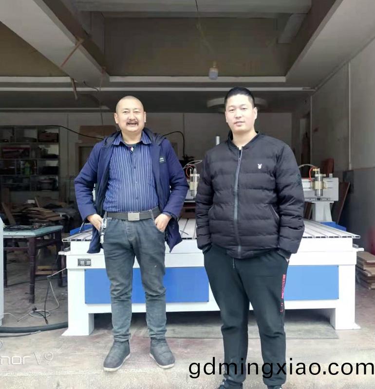 貴州(zhou)福泉(quan)1825一拕六(liu)木工鵰(diao)刻(ke)機(ji)