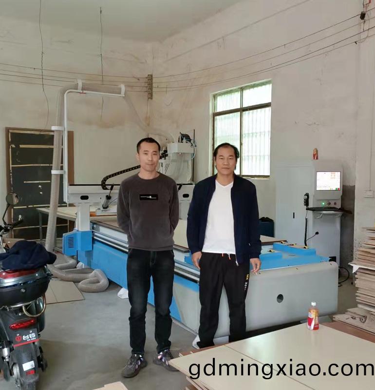 海南1330直(zhi)排(pai)數(shu)控加(jia)工(gong)中心(xin)開(kai)料機